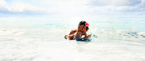 La princesa Moana disfruta en la playa con el mar