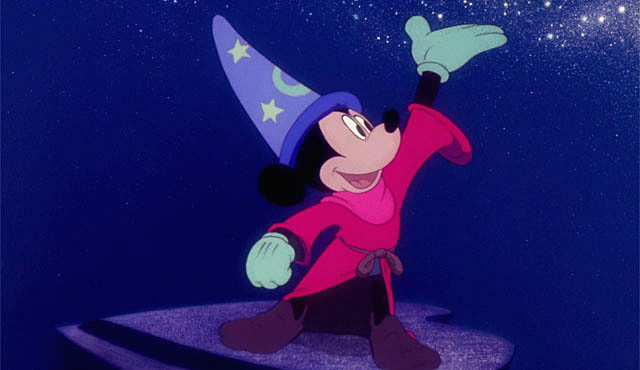 Mickey Mouse en la famosa escena de Fantasía del aprendiz de brujo