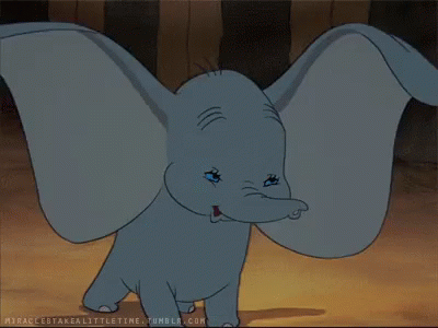 Imagen de la película clásica de Disney Dumbo mueve las orejas