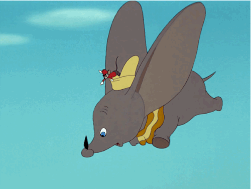 Imagen de la película clásica de Disney Dumbo volando