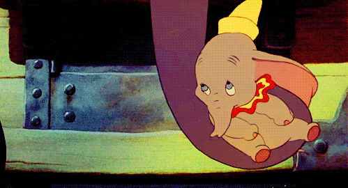 Imagen de Dumbo que se balancea en la trompa de su madre