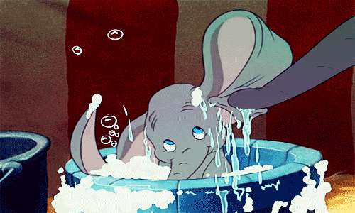 Imagen de Dumbo que se baña con la trompa de su madre