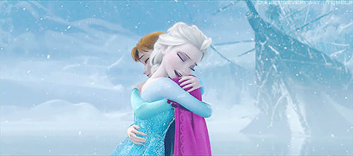 Película Frozen, Elsa y Anna se abrazan
