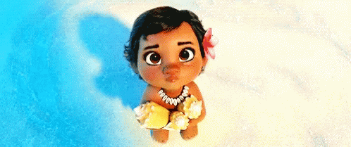 La princesa Disney Moana cuando era un bebe pequeña en el mar