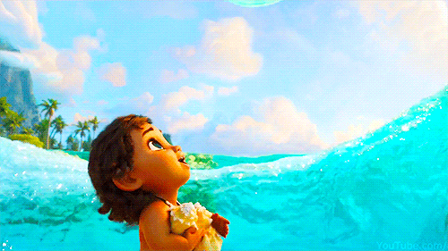 La princesa Disney Moana bebé jugando con pompas de olas de mar